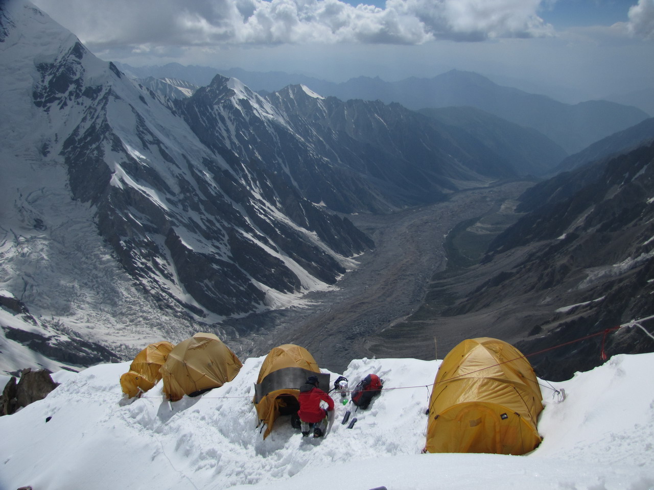 Второй лагерь (6000 м), внизу Диамирская долина