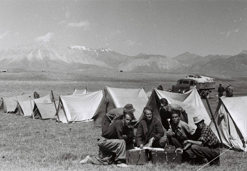 1954 г. Базовый лагерь в Алайской долине. В центре В.Рацек