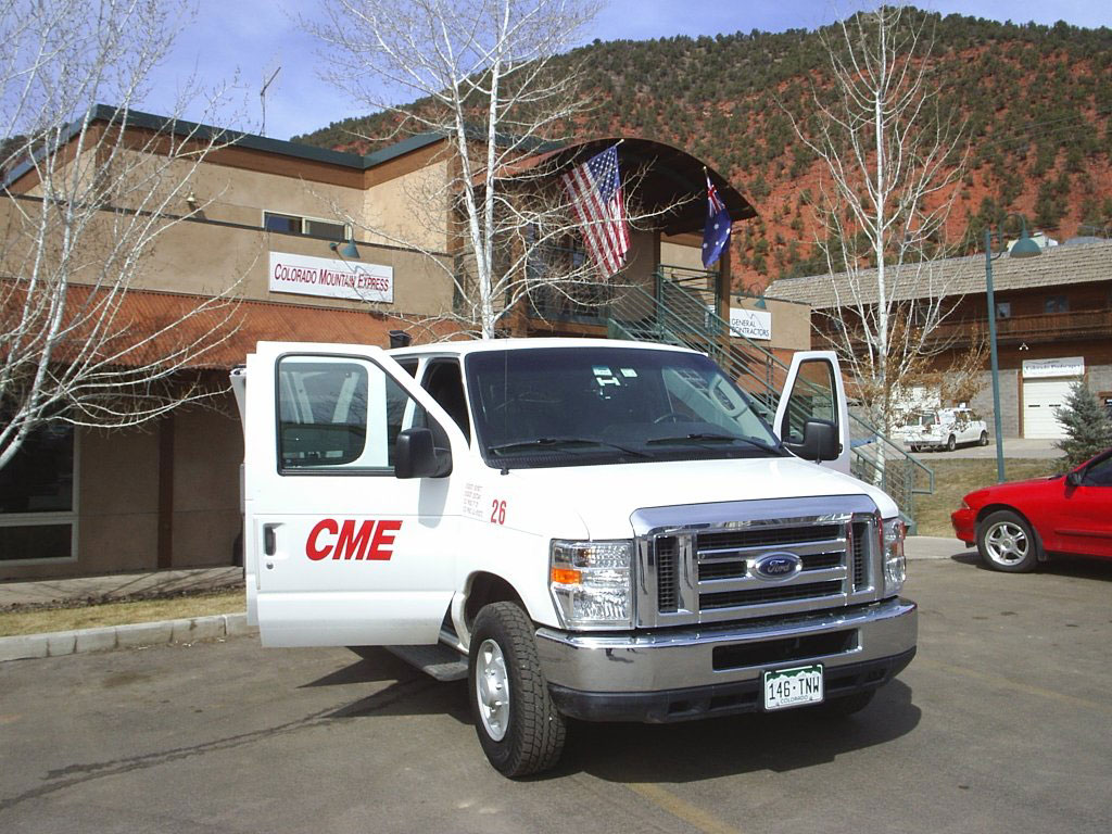 Наш микроавтобус CME, Колорадо Маунтин Экспресс, на станции CME в Гленвуд Спрингс