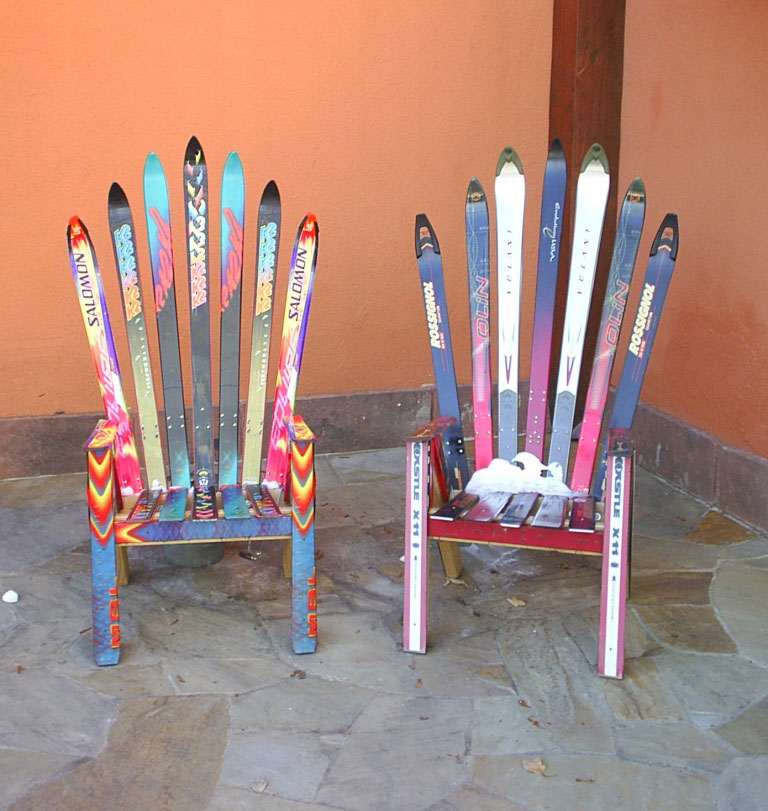 Аспен, кресла на улице рядом с салоном Писмо Файн Арт 
